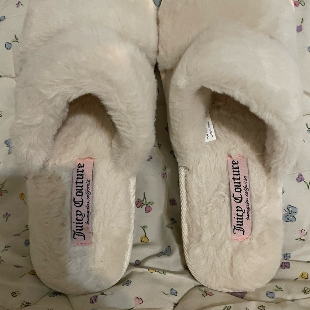 Juicy Couture Cream Plush Slippers Cozy Slip-On Design